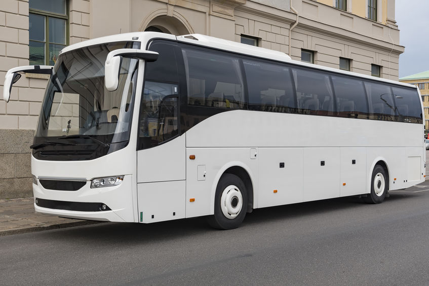 imagen de un autobús de color blanco sobre el post de consejos de mantenimiento de neumáticos de autobús