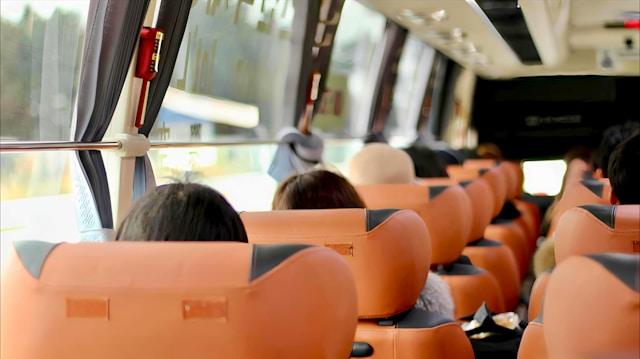 Pasajeros relajados y cómodos en los asientos climatizados de un vehículo durante sus viajes de empresa.