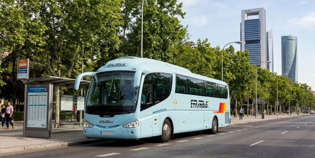 Autobús moderno de Etrambus realizando rutas de autobuses para empresas por el Paseo de la Castellana en el centro financiero de Madrid.